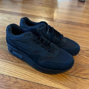 Nike Size 8 Black Sneakers